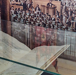 Die originale Paulskirchenverfassung vor einem Bild der Nationalversammlung in der Frankfurter Paulskirche. Foto: epd/F