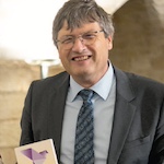 Reiner Anselm mit der Denkschrift. Foto: epd/F