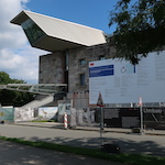 Trotz notwendiger Renovierung weiterhin geöffnet: Das Dokumentationszentrum auf dem ehemaligen Reichstagsgelände in Nürnberg. Foto: bor