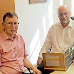 Roland Hacker und Johannes Rehm mit der Neuerscheinung „Lebenskunst Handwerk“ kurz vor dem Ruhestand Rehms. Foto: Borée