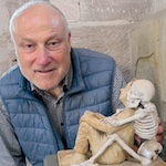 Ulrich Schindler mit dem "Tröstenden Tod". Foto: Borée