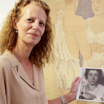 Kunstvilla-Leiterin Andrea Dippel erklärt vor dem Webteppich „Begegnung“ (1937) von Irma Goecke die Ideen zur Ausstellung „Grauzonen“