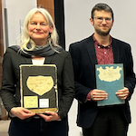 Dr. Alexandra Lutz, die Leiterin des Landeskirchlichen Archivs, und ihr Stellvertreter Dr. Daniel Schönwald bei der Vorstellung der Pfarrbeschreibungen. Foto: LAELKB
