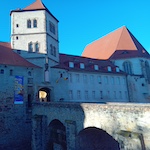 Eingang zur Moritzburg mit Ausstellungsplakat. Foto: Borée