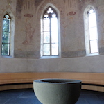 Thun am See: Dreiheit der Fenster in der Kirche von Scherzlingen. Foto: Kraus